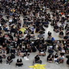 Cientos de personas ocupan el Aeropuerto de Hong Kong.-EFE