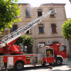 Los bomberos realizan simulacros de incendio en centros educativos.-E. M.