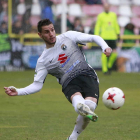 Adrián Cruz golpea un balón en un choque en El Plantío-Raúl G. Ochoa
