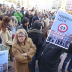 Protestas de los funcionarios municipales en la Plaza Mayor mientras, en el interior, se celebraba el pleno.-RAÚL G. OCHOA