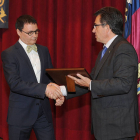 Jordi Garcés recibe la placa de la mano del rector de la UBU, Alfonso Murillo.-ISRAEL L. MURILLO