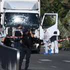 Forenses y policías buscan pruebas en el camión que arrolló a la multitud en Niza, el 14 de julio del 2016.-AFP / ANNE-CHRISTINE POUJOULAT
