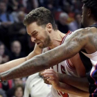 Pau Gasol trata de superar a DeAndre Jordan.-AP / NAM Y HUH