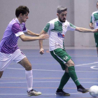 Mario busca a un compañero ante la presión del jugador del Ibarra Zumeta, ayer, en el Pabellón Círculo.-SANTI OTERO