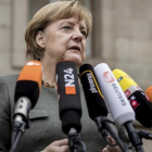 Merkel hace una breve declaración antes de iniciar el último día de negociaciones con los verdes y los liberales, en Berlín, el 16 de noviembre. /-AP / MICHAEL KAPPELER