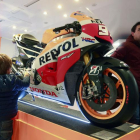 La moto con la que Marc Márquez ganó su primer Mundial en Moto GP preside la exposición.-RAÚL G. OCHOA