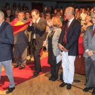 El acto arrancó con un homenaje a la bandera que izaban algunos de los 12 homenajeados como José Antonio Ortega Lara.-SANTI OTERO