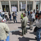 Mientras los sindicatos comparecían para hablar de negociación colectiva se desarrollaba en la plaza de Santo Domingo una nueva protesta por las pensiones.-RAÚL G. OCHOA