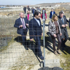 De Olmo, junto al alcalde, Javier Lacalle, sale del recinto de las obras del Parque Tecnológico.-ISRAEL L. MURILLO