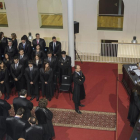 Los nuevos abogados esperan para ir tomando posesión como colegiados.-SANTI OTERO