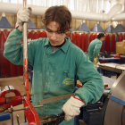 Un estudiante de Formación Profesional en un taller de mecánica.-RAÚL G. OCHOA