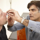 El doctor Vijh, médico de 'Belleza en crisis', reconstruye la nariz de Maciek, un polaco de 36 años-DISCOVERY / RICHARD ANSELT