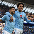 Sané felicita al Kun Agüero después de que el argentino marcara de penalti al Arsenal.-AFP / OLI SCARF