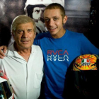 Los campeonísimos italianos Giacomo Agostini y Valentino Rossi, en una imagen de hace siete años.-MIRCO LAZZARI