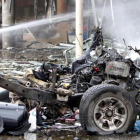 Restos de un coche destruido por las bombas que han estallado en el centro comercial.-REUTERS / SURAPAN BOONTHANOM