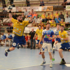 Un jugador del Villa de Aranda se dispone a lanzar a portería durante el partido de ayer.-ALBERTO CALVO