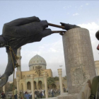 El marine Kirk Dalrymple mira como cae la estatua de Sadam Husein el día de la caída de Bagdad.-REUTERS / GORA TOMASEVIC