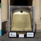 La ciudad ganadora en esta competición por el reciclaje contará con este ‘Contenedor de oro’ que le acredite como la que más recicla.-ECOVIDRIO