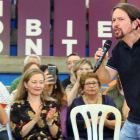 El secretario general de Podemos, Pablo Iglesias, en un acto en Canarias, junto al secretario de Organización, Alberto Rodríguez, y la diputada, Victoria Rosell-EFE