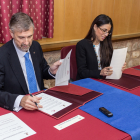 Manuel Pérez Mateos y  Verónica Pascual Boé en la firma de un convenio anterior.