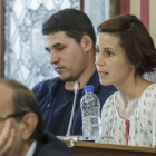 Raúl Salinero y Eva de Ara, concejales de Imagina,en el pleno.-SANTI OTERO