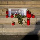 Velas frene al ministerio del Interior de Bucarest en señal de recuerdo de la joven asesinada.-ANDREA ALEXANDRU (AP)