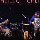 Diego Galaz (i.) y Jorge Arribas, aquí en un concierto en la Sala Galileo Galilei de Madrid, están apurando la ‘tournée’ veraniega por España.-Ferdipé