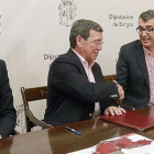 Rico (Diputación) y Guillén (Unipublic) rubrican el acuerdo en presencia de Lacalle (alcalde de Burgos) y Carretón (alcalde de Villadiego).-RAÚL OCHOA