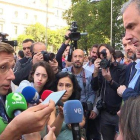 El alcalde de Madrid José Luis Martínez-Almeida (i) y el portavoz de Vox en el Consistorio Javier Ortega Smith (d).-EUROPA PRESS