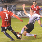 Xabi disputa un balón con un jugador del Real Ávila en el choque de ida disputado en El Plantío.-ISRAEL L. MURILLO