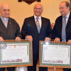 El alcalde medinés, José Antonio López Marañon (centro), con los dos homenajeados-ECB