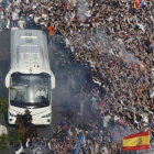 El autocar del Real Madrid llega al estadio Santiago Bernabéu entre el clamor del público.-SERGIO PÉREZ