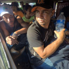 La caravana de migrantes hondurenos inicia su salida de la localidad de Mapastepec con rumbo hacia el municipio de Pijijiapan en el estado de Chiapas  Mexico   durante su travesia por Mexico hacia EEUU.-MARÍA DE LA LUZ ASCENCIO / EFE