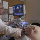 Una mujer embarazada se somente a una ecografía en las instalaciones del hospital universitario de Burgos.-ISRAEL L. MURILLO