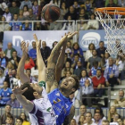 Javi Vega salta por el rebote ofensivo.-SANTI OTERO