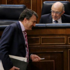 El portavoz del PNV, Aitor Esteban, bromea con el ministro de Hacienda, Cristóbal Montoro, este miércoles en el Congreso-JOSÉ LUIS ROCA