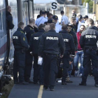 Un policía danés ante un tren donde viajajn refugiados sirios.-Foto: REUTERS / SCANPIX DENMARK