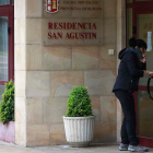 Una persona en la entrada principal de la residencia de personas mayores de San Agustín en Burgos, que gestiona la Diputación Provincial. RAÚL Gª OCHOA