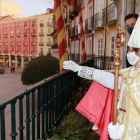 El Obispillo salió testimonialmente al balcón del Ayuntamiento acompañado del alcalde, Daniel de la Rosa. RAÚL OCHOA