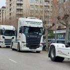 Un grupo de camiones atraviesa la capital burgalesa durante uno de los actos de protesta convocados por el sector este año por el alza de los costes del sector y la falta de ayudas.  L. G. L