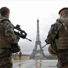 Militares franceses patrullan cerca de la torre Eiffel, en París.-REUTERS / PHILIPPE WOJAZER