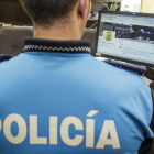 Un agente revisa la cuenta de Twitter de Policía Local. ECB