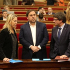 Oriol Junqueras, en el centro, junto a Neus Munté y Carles Puigdemont en el Parlament.-