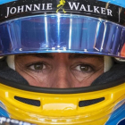 Fernando Alonso, pensativo en el box de McLaren-Honda en el circuito de Spa.-EFE / VALDRIN XHEMAJ
