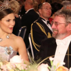 La princesa Victoria, en la cena, sentada junto al premio Nobel de Física John Michael Kosterlitz.-AFP / SOREN ANDERSSON
