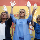 Marimar Blanco, Cristina Cifuentes y Manuela Carmena, en el acto conmemorativo celebrado en Madrid por los 20 años del asesinato de Miguel Ángel Blanco.-EMILIO NARANJO (EFE)