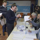 El presidente provincial del PP deposita su voto en la urna.-R. OCHOA