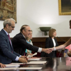 El consejero de Educación, Fernando Rey (I) y el director general de Banco Santander, José Antonio Villasante (D), asisten al acto de entrega de las Becas Internacionales que conceden la Universidad de Salamanca y el Banco Santander.-ICAL