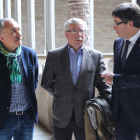 El presidente de la Generalitat, Carles Puigdemont, con los secretarios generales de CCOO, Ignácio Fernández Toxo, y de UGT, Josep Maria Álvarez.-RUBEN MORENO GARCÍA