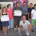 El alcalde de Salas de Bureba (de blanco y con pantalón verde) posa junto a los galardonados.-G.G.